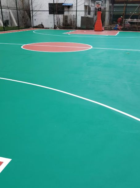丁青 球场长期使用易出现地面开裂